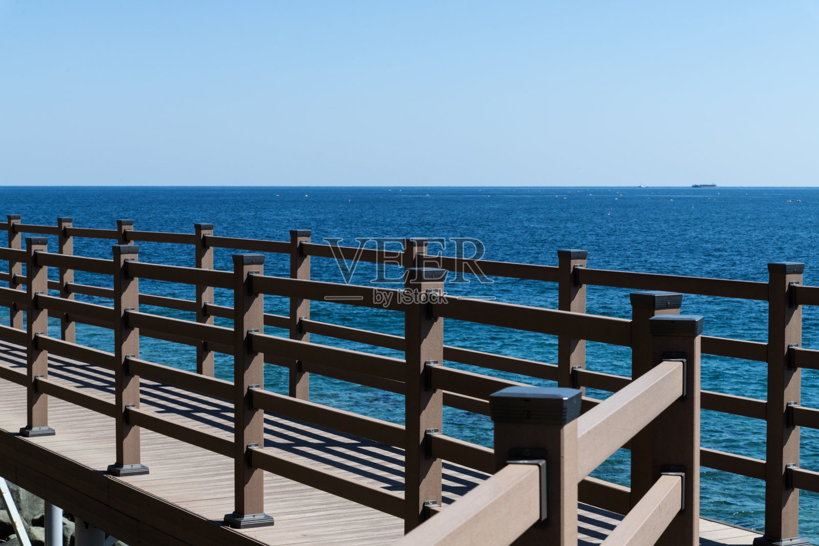 海边的木栈道照片摄影图片