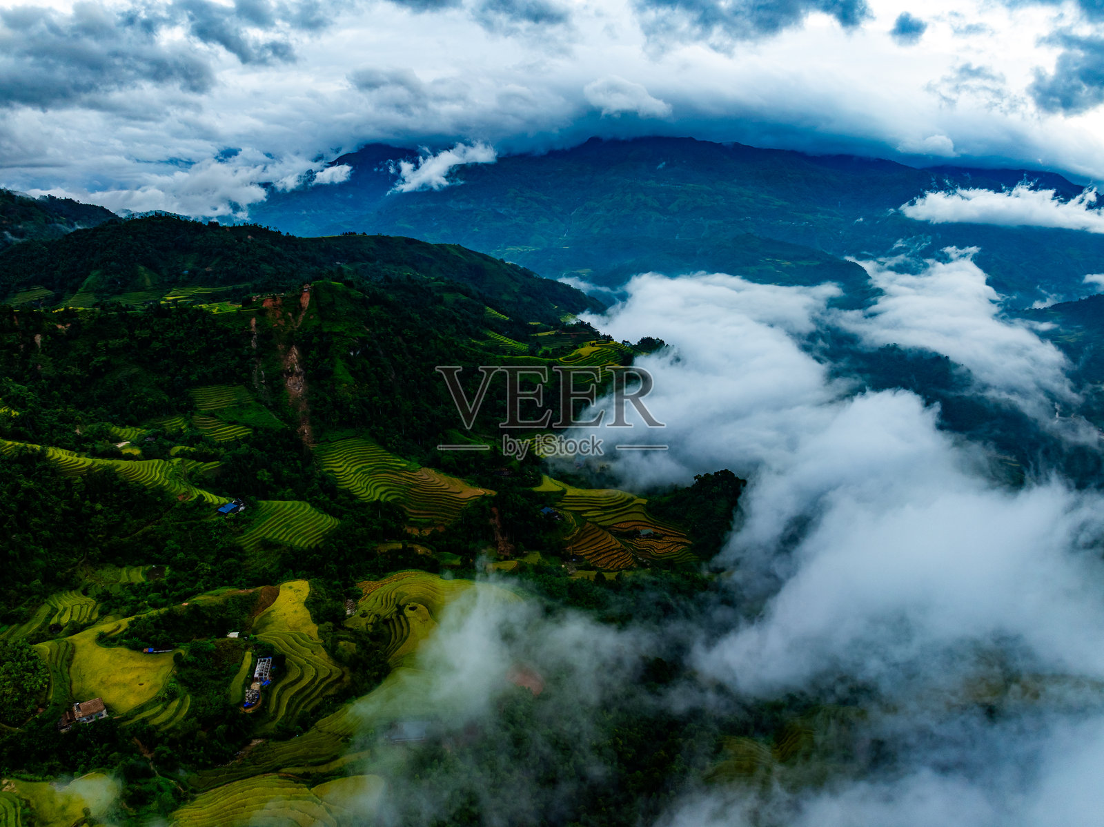 无人机航拍的山脉风景，日出或日落时分的高角度视图，俯瞰越南北部的乡村。照片摄影图片