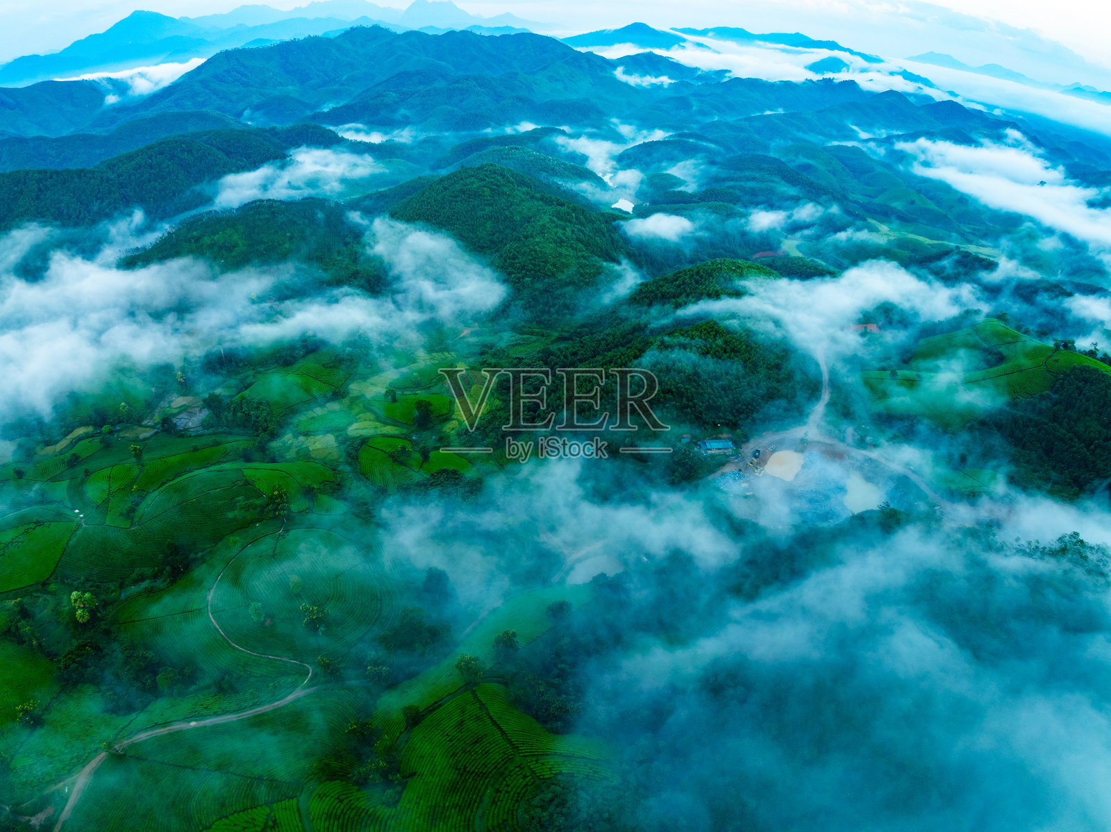 无人机航拍的山脉风景，日出或日落时分的高角度视图，俯瞰越南北部的乡村。照片摄影图片