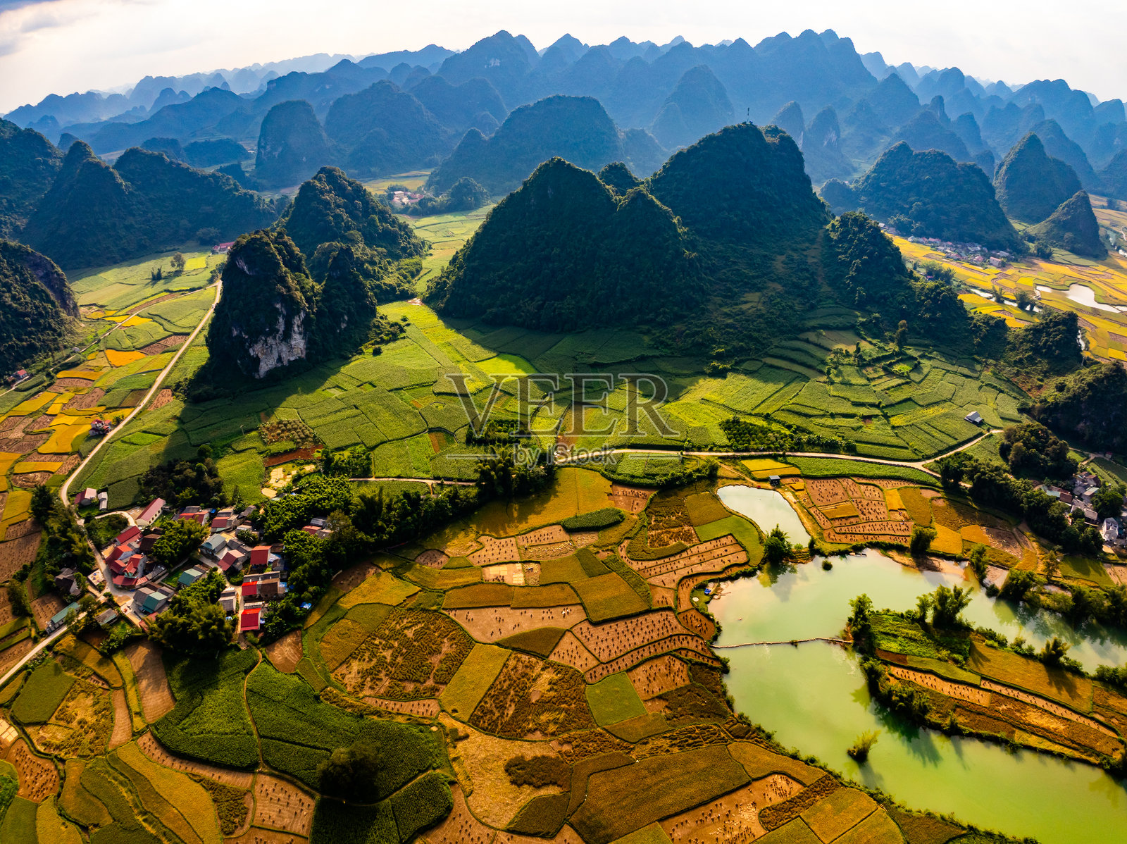 无人机航拍的山脉风景，日出或日落时分的高角度视图，俯瞰越南北部的乡村。照片摄影图片