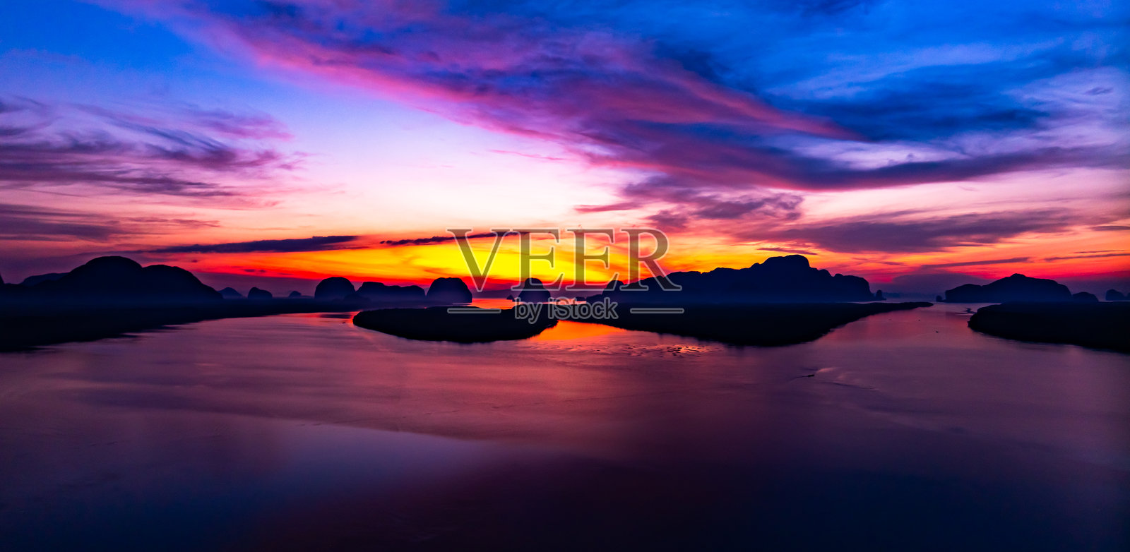 日落天空的鸟瞰图，海上美丽的自然光辉，色彩斑斓的壮丽日落景色，令人惊叹的云彩和海浪在日落天空中的自然光云背景。照片摄影图片