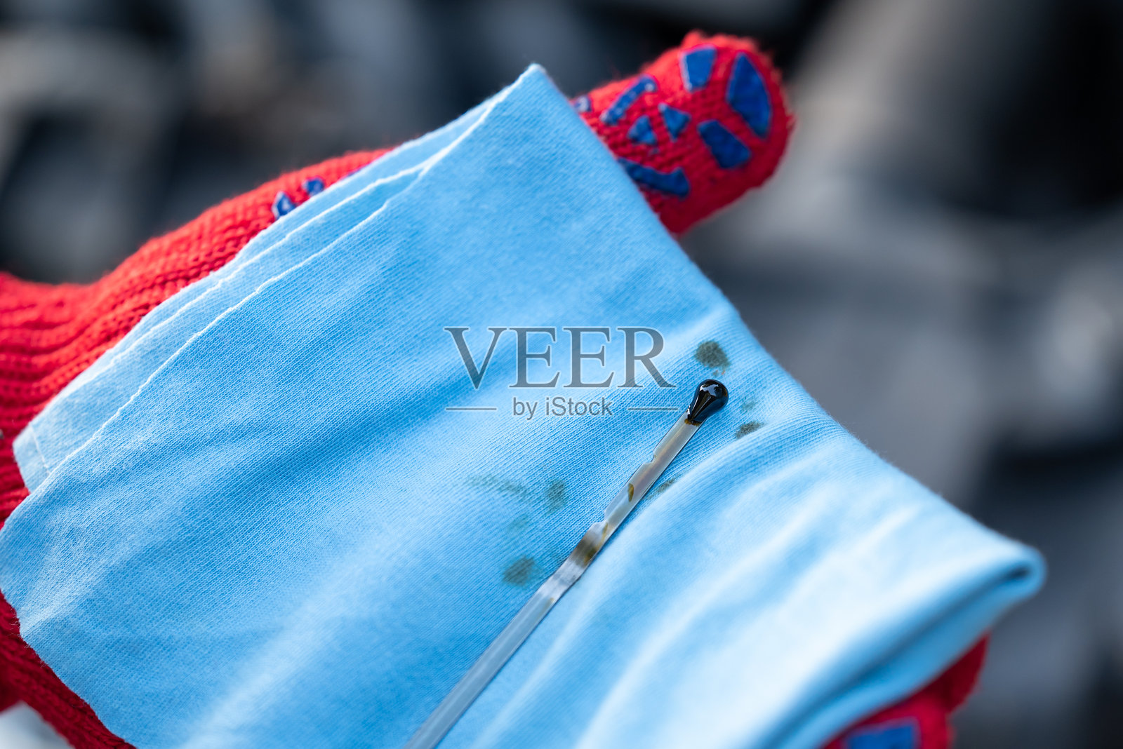 使用油尺检查发动机油位照片摄影图片