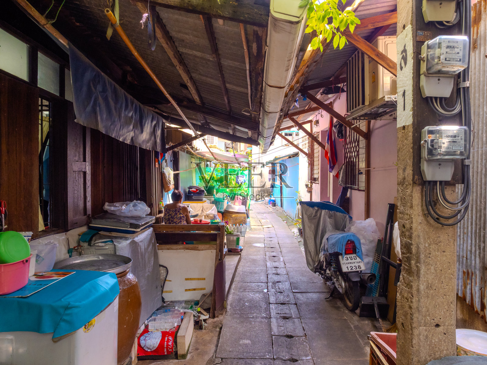 在泰国曼谷的暹罗和帕敦湾河的克隆运河上，高层住宅公寓和商业建筑。照片摄影图片