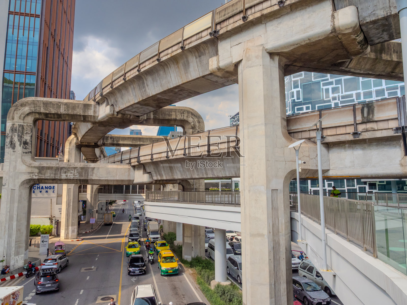 繁忙的暹罗城市区域，满是购物中心、高架道路和火车线路，位于曼谷素坤逸路。照片摄影图片