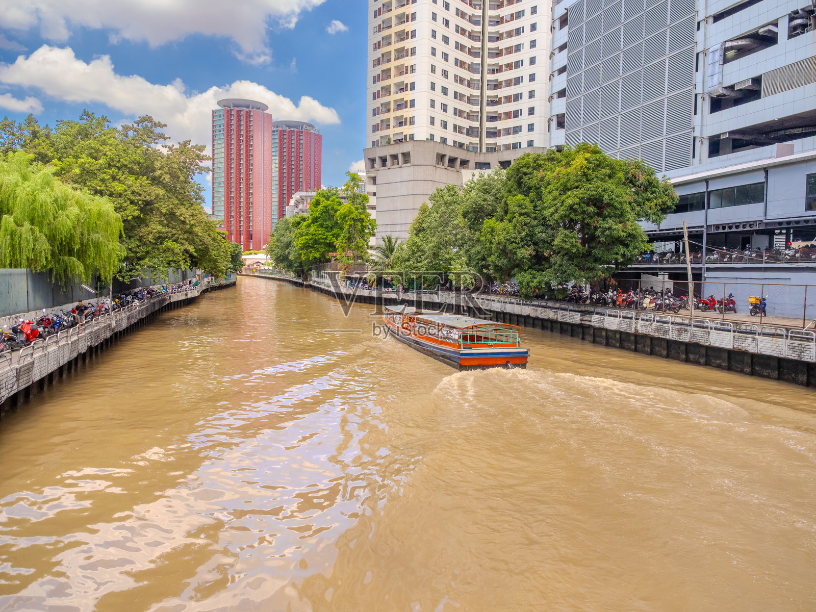 曼谷泰国帕通湾和暹罗的高层住宅公寓和商业建筑照片摄影图片