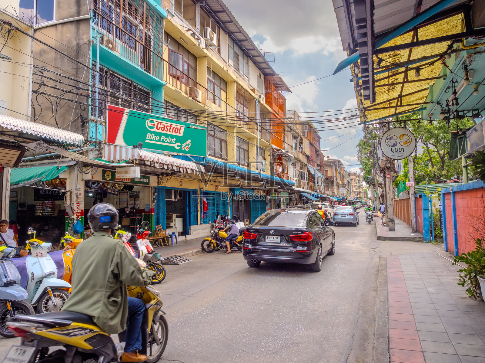 在泰国曼谷的暹罗和帕敦湾河的克隆运河上，高层住宅公寓和商业建筑。照片摄影图片