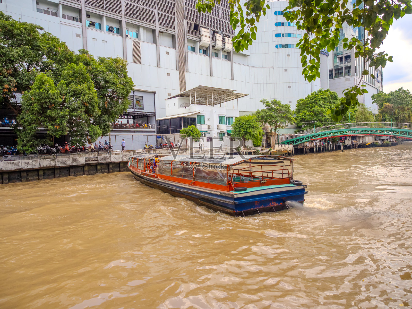 在泰国曼谷，渡船穿过从暹罗到帕通湾的克隆运河。这是曼谷因交通拥堵而受到青睐的交通方式。照片摄影图片