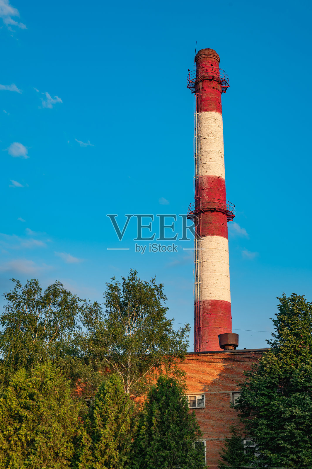 工业厂房烟囱直插晴空照片摄影图片