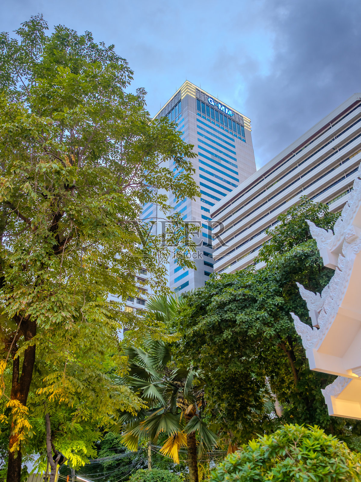 在泰国曼谷的暹罗和帕通湾河沿岸的克隆运河上，高层住宅公寓和商业建筑。照片摄影图片