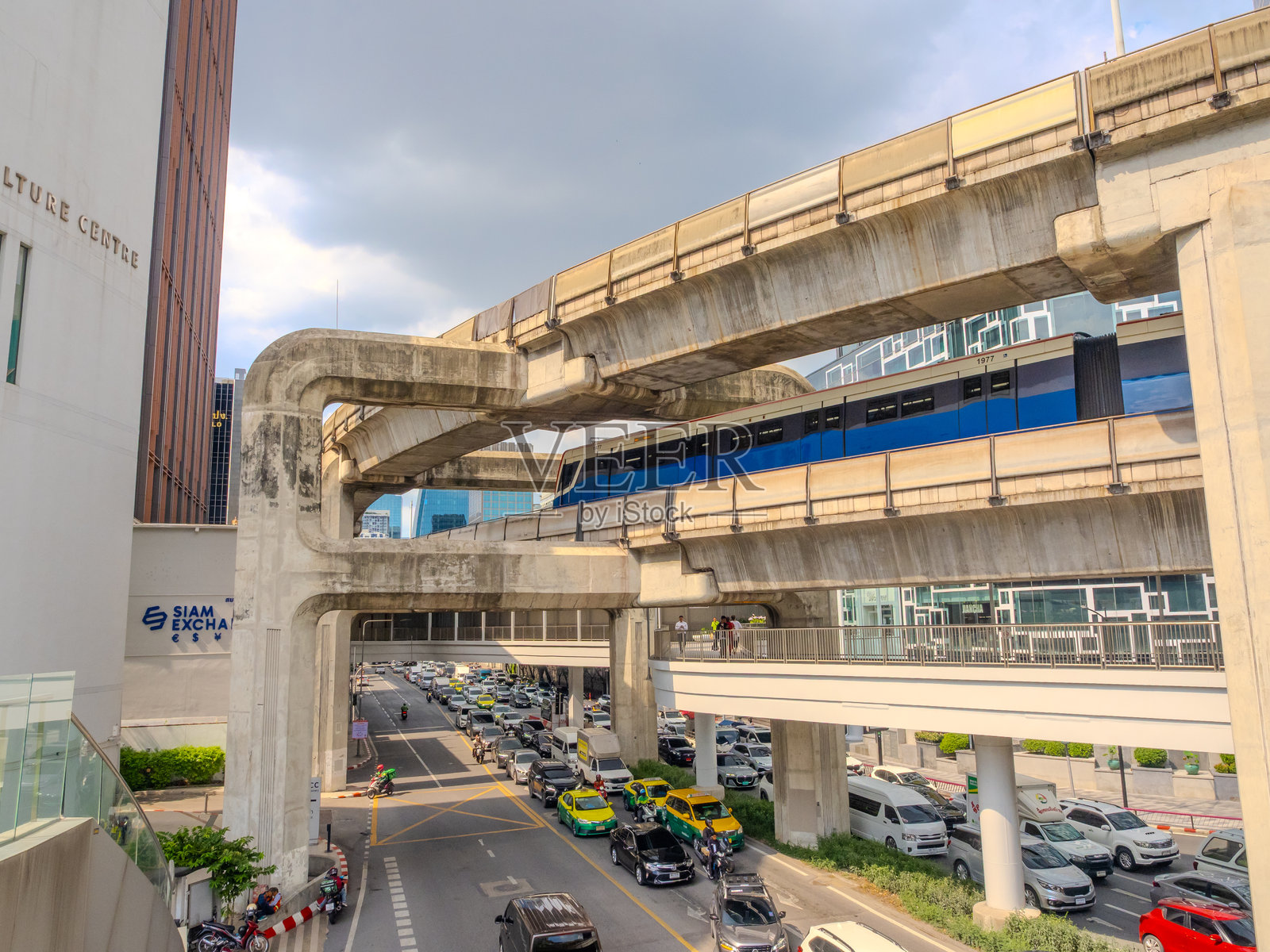 繁忙的暹罗城市区域，满是购物中心、高架道路和苏坤逸路上的火车线路，位于泰国曼谷。照片摄影图片