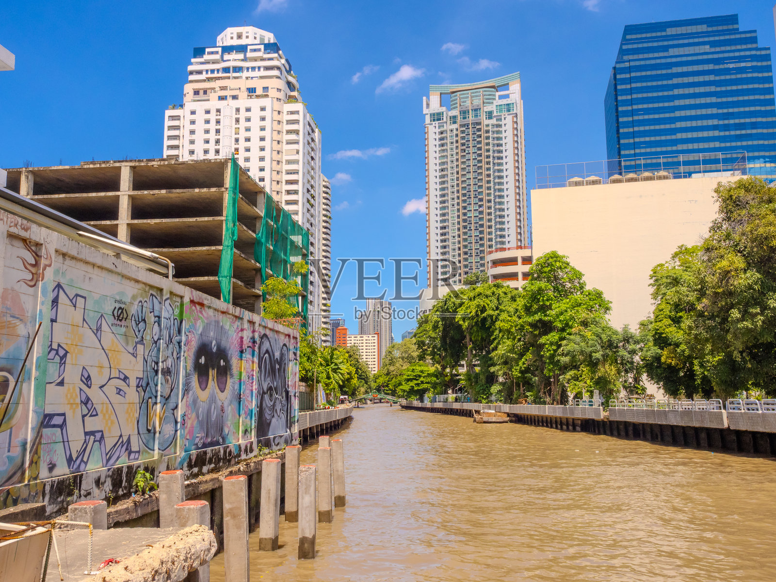 在泰国曼谷阿索克素坤逸路21巷的高层住宅公寓和商业建筑。照片摄影图片