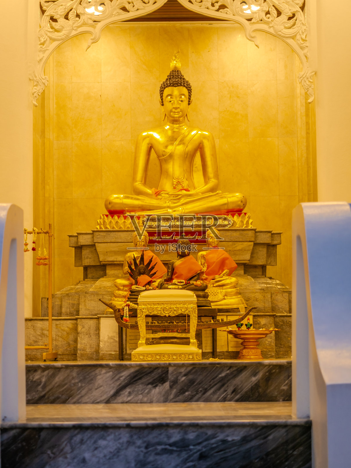 曼谷泰国阿索克21巷大学校园内的佛教金色神龛照片摄影图片