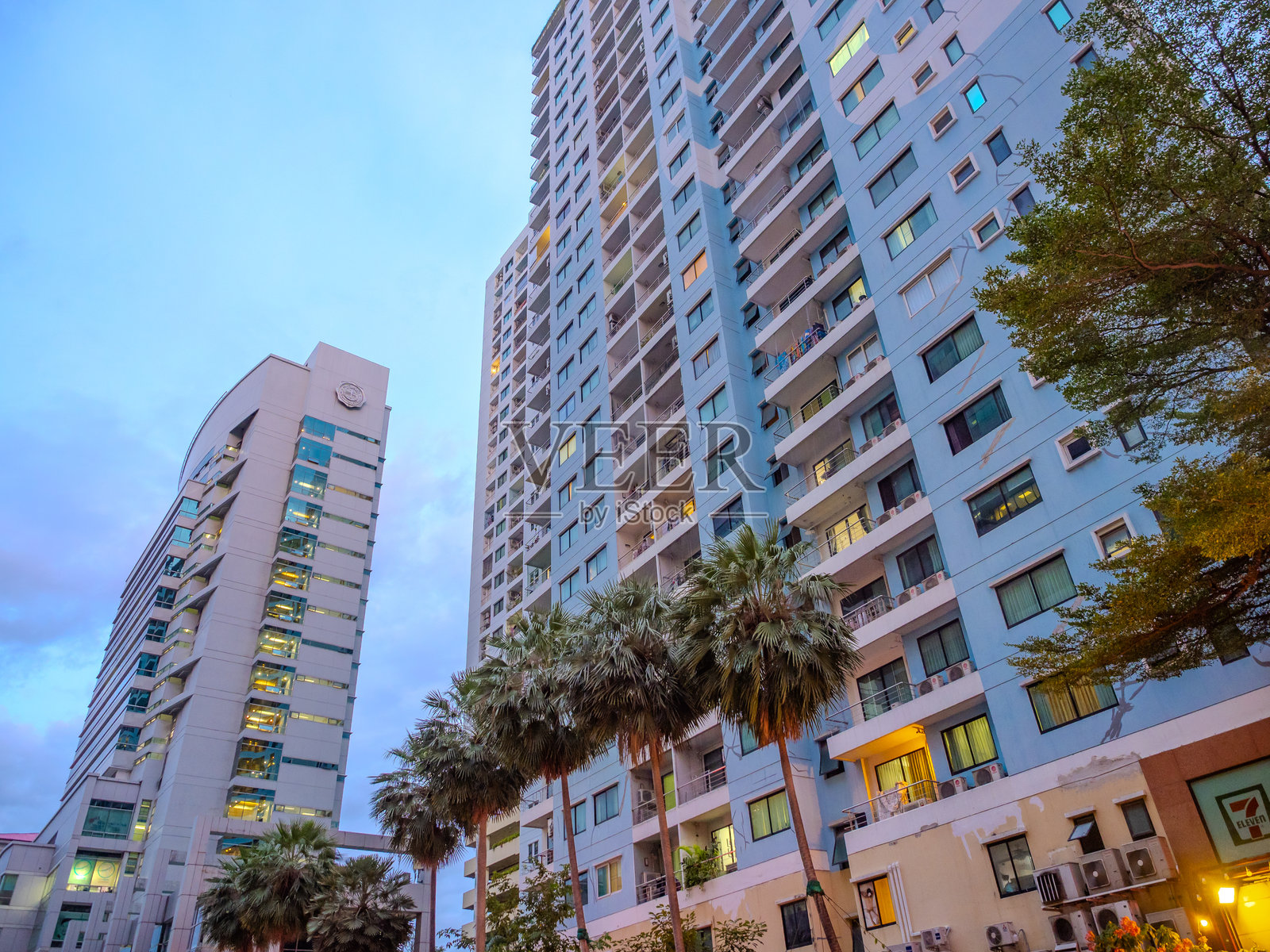 高层住宅公寓和商业建筑位于泰国曼谷阿索克素坤逸路21巷照片摄影图片