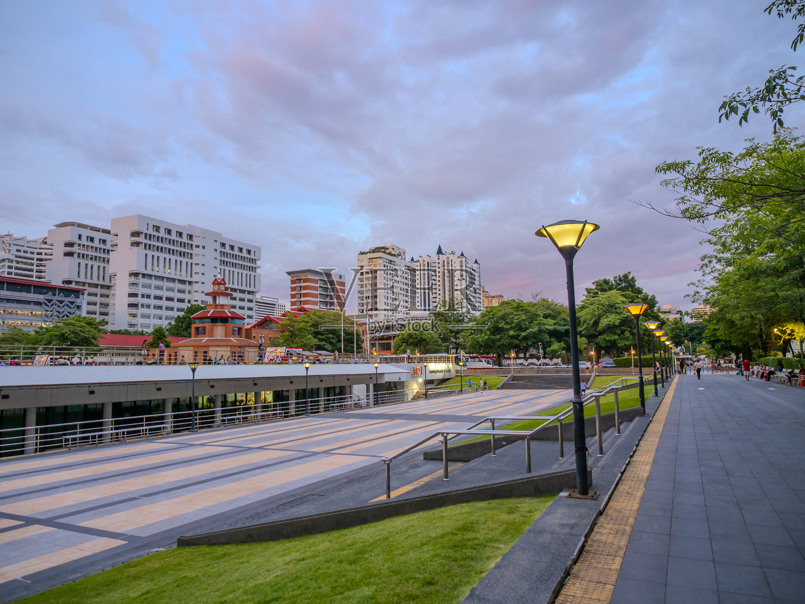 在泰国曼谷阿索克素坤逸路21巷的高层住宅公寓和商业建筑。照片摄影图片