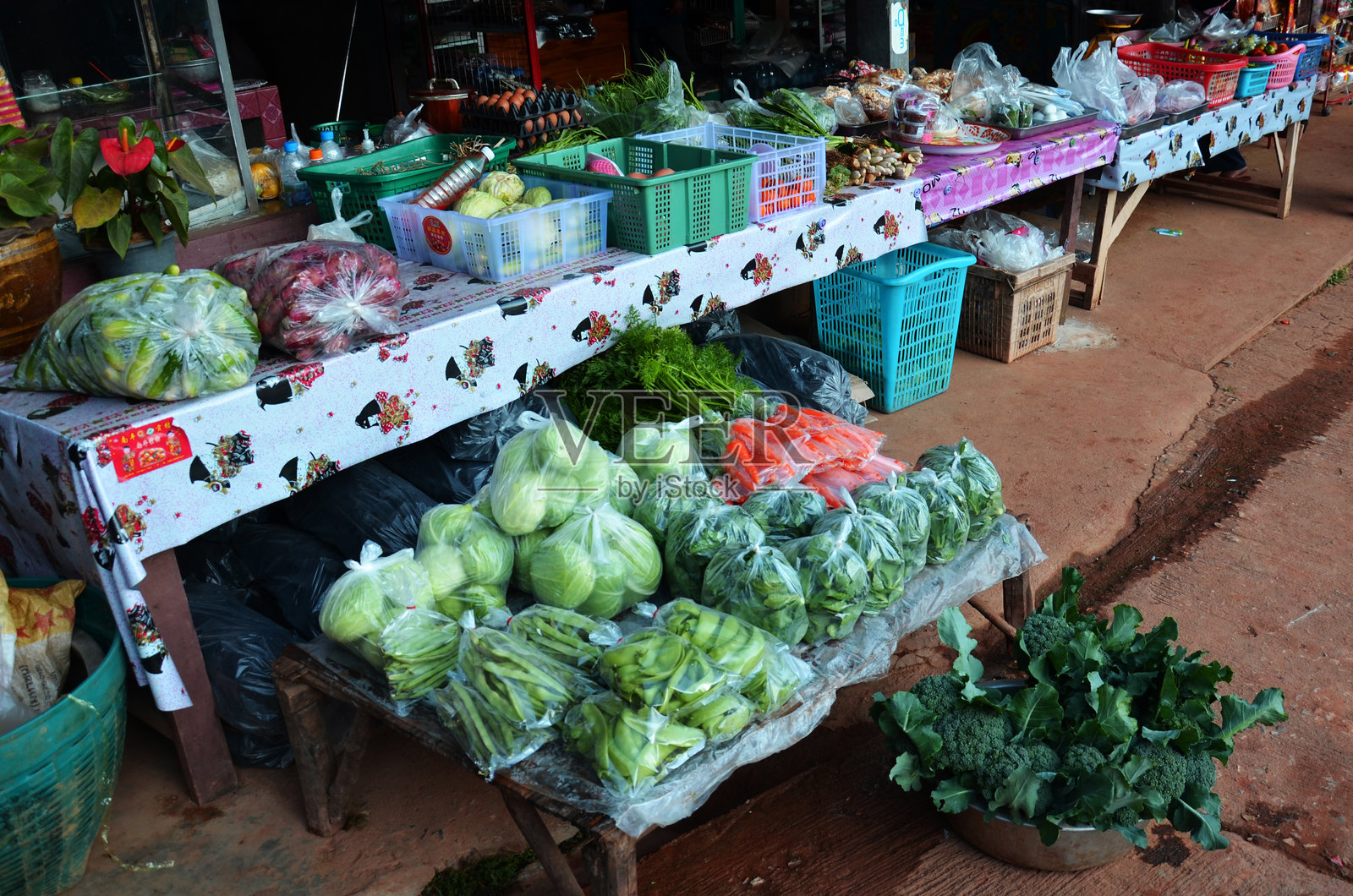 泰国彭世洛府普图伯克山村的摊贩上摆满了各种水果和蔬菜，供当地泰国人挑选购买，适合烹饪，拍摄于2011年2月18日。照片摄影图片