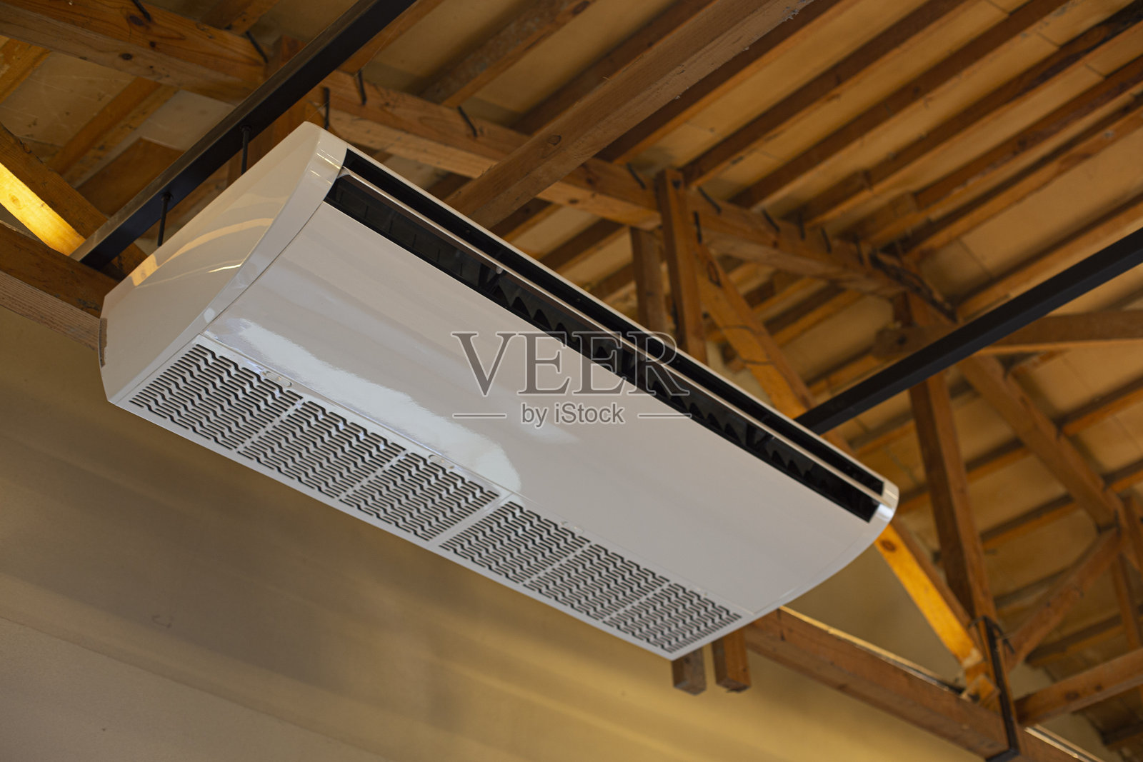 木质天花板上的空调照片摄影图片