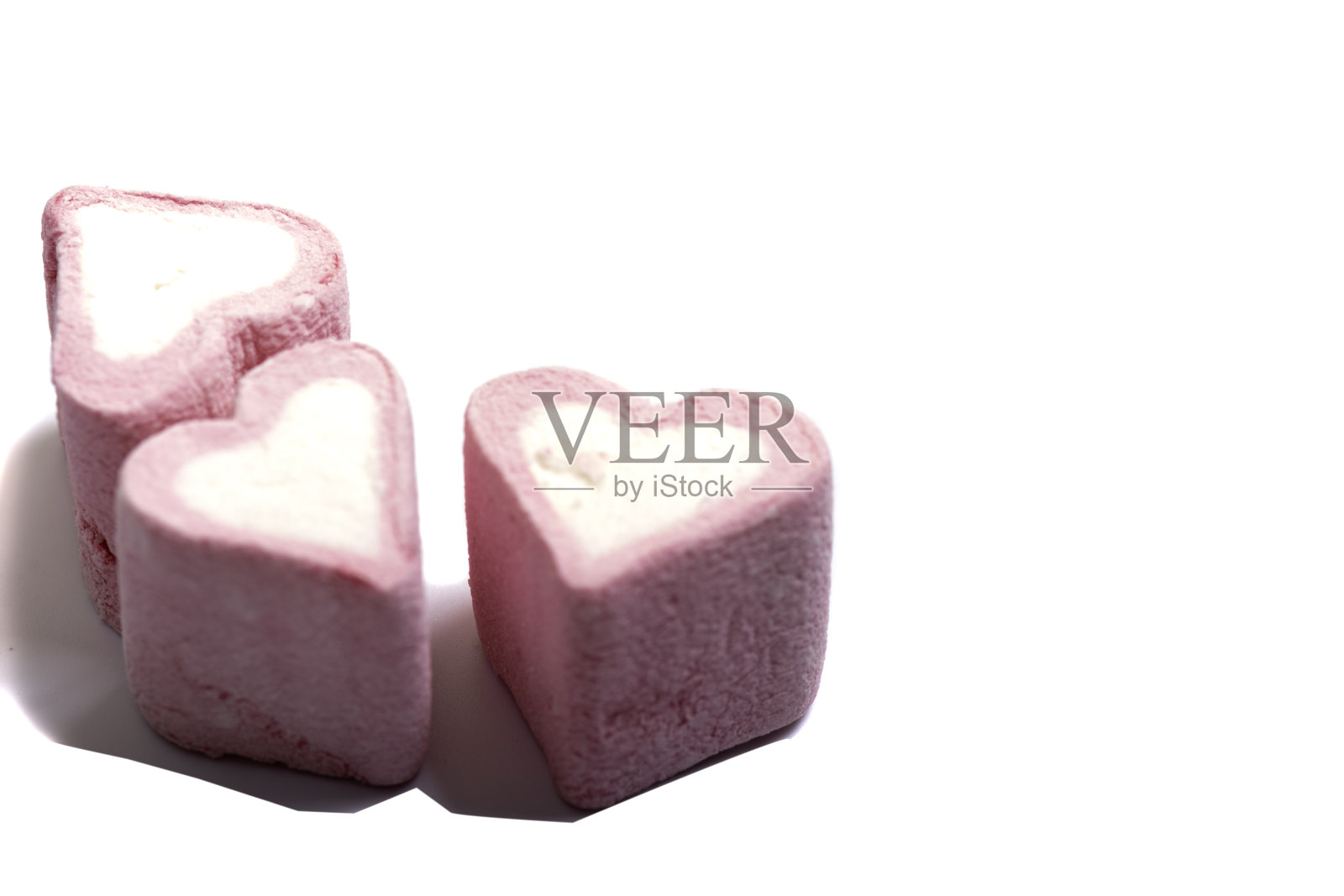 粉色心形棉花糖，适合爱情主题和情人节背景概念。堆积的爱与甜蜜的心。照片摄影图片