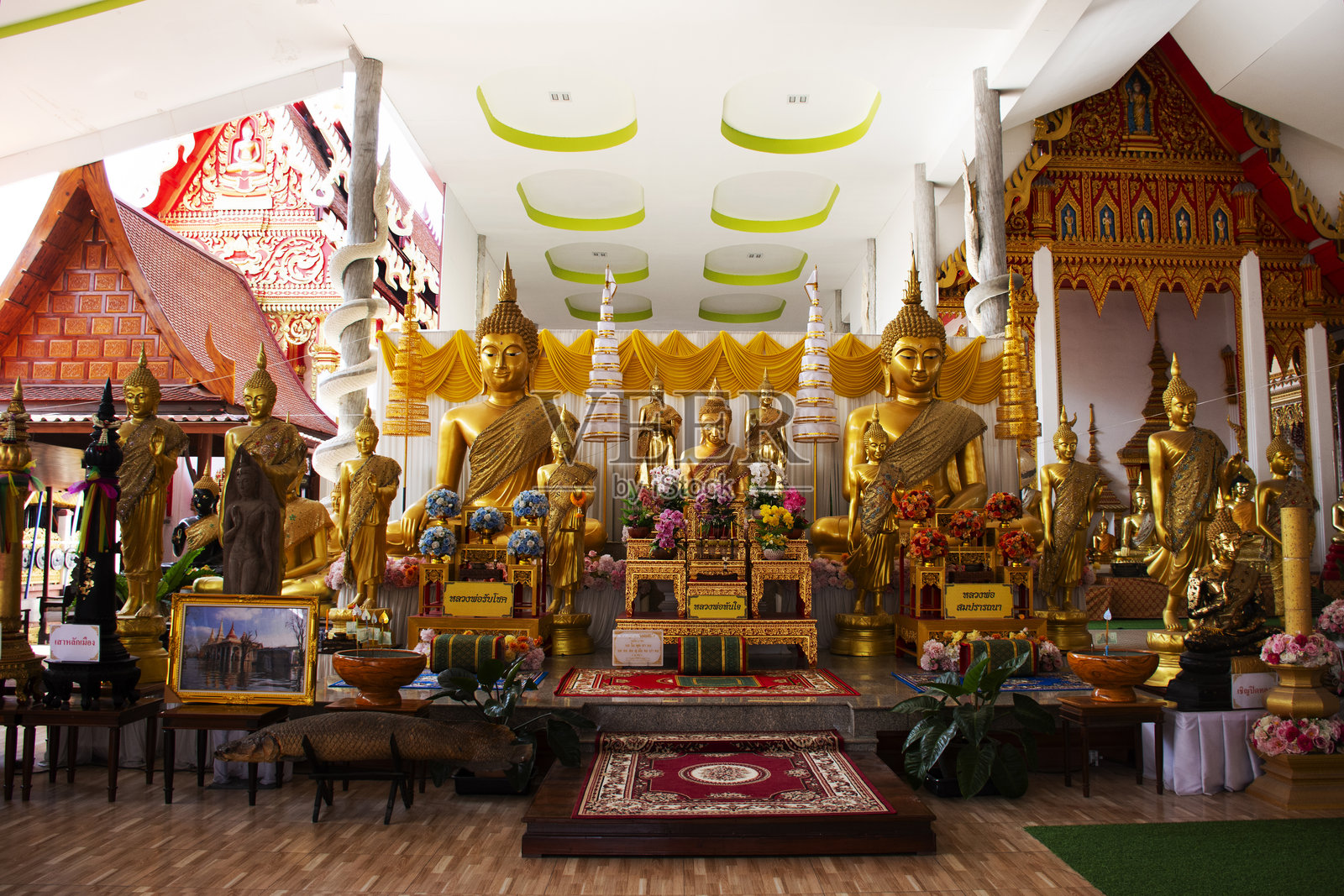 泰国游客在泰国农达府邦雅的拉特帕空塔姆寺参观古老的佛像，尊敬地祈祷祝福，日期为2025年1月3日。照片摄影图片