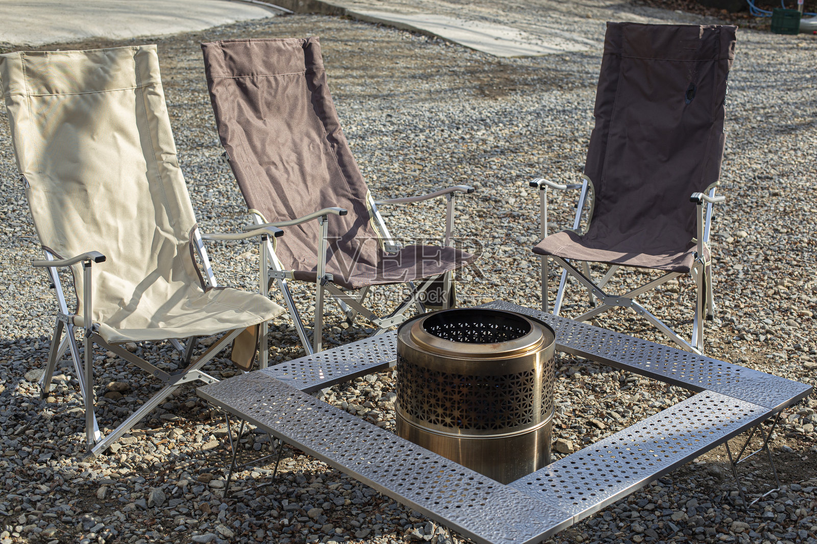 湖边空着的折叠露营椅。照片摄影图片