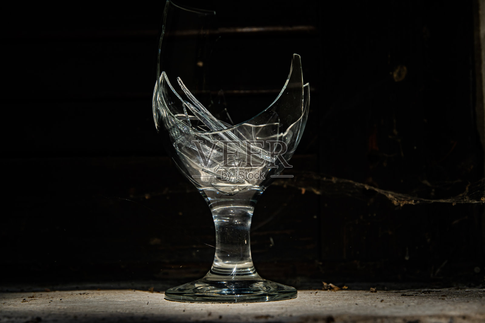 破碎的酒杯照片摄影图片