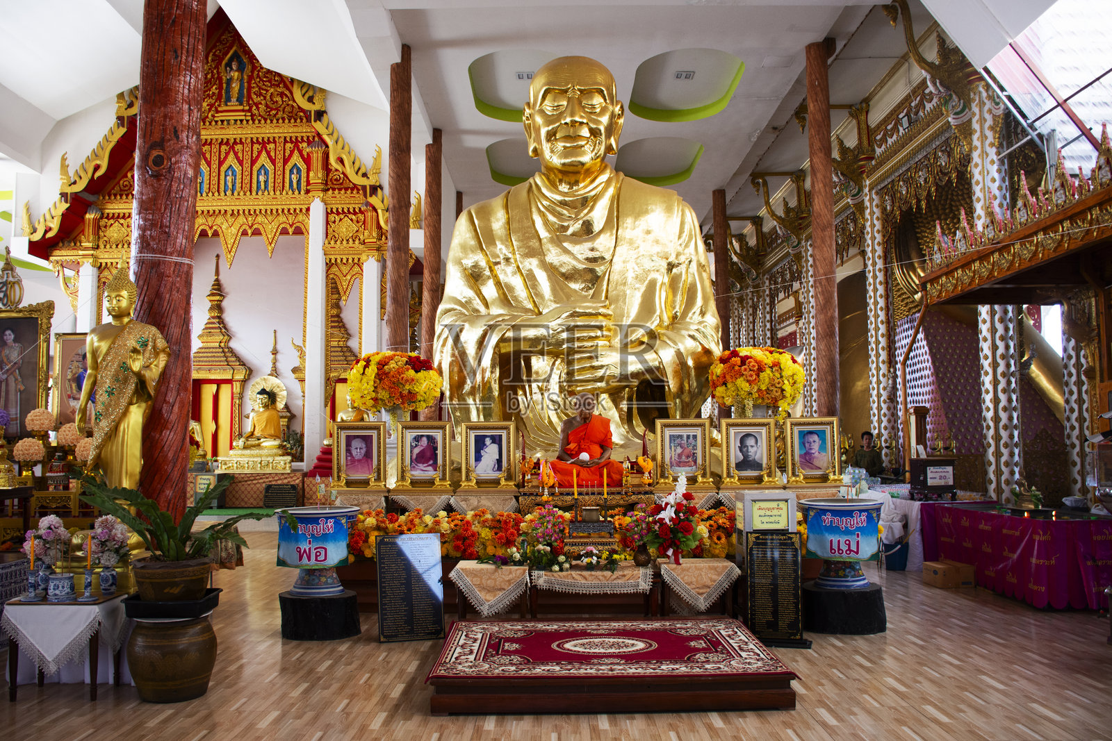 尊敬的圣者佛教阿罗汉或泰国旅行者在2025年1月3日于泰国农那府邦亚的拉特帕空塔寺参拜祈福照片摄影图片