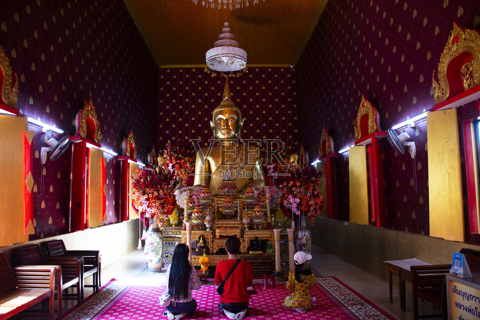 泰国人旅行者在2025年1月3日于泰国农那府邦雅的拉差帕空塔寺参拜和祈福的古老佛像——尊者托。照片摄影图片