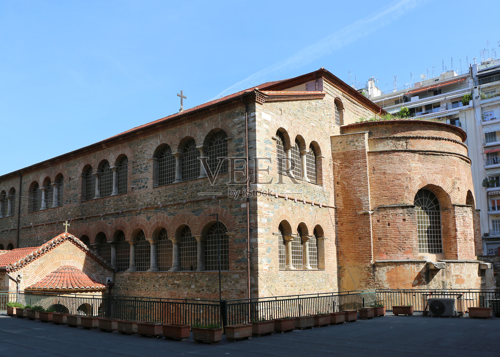 希腊塞萨洛尼基的无手造像圣母教堂与天线公寓的十字架照片摄影图片