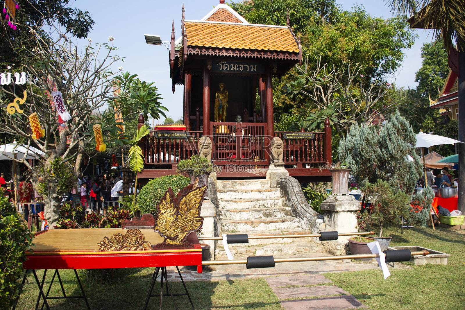 古老的小神龛和古董金佛，供泰国游客在2025年2月2日于泰国拉差布里的Wat Makham寺庙参拜、祈福和敬拜。照片摄影图片