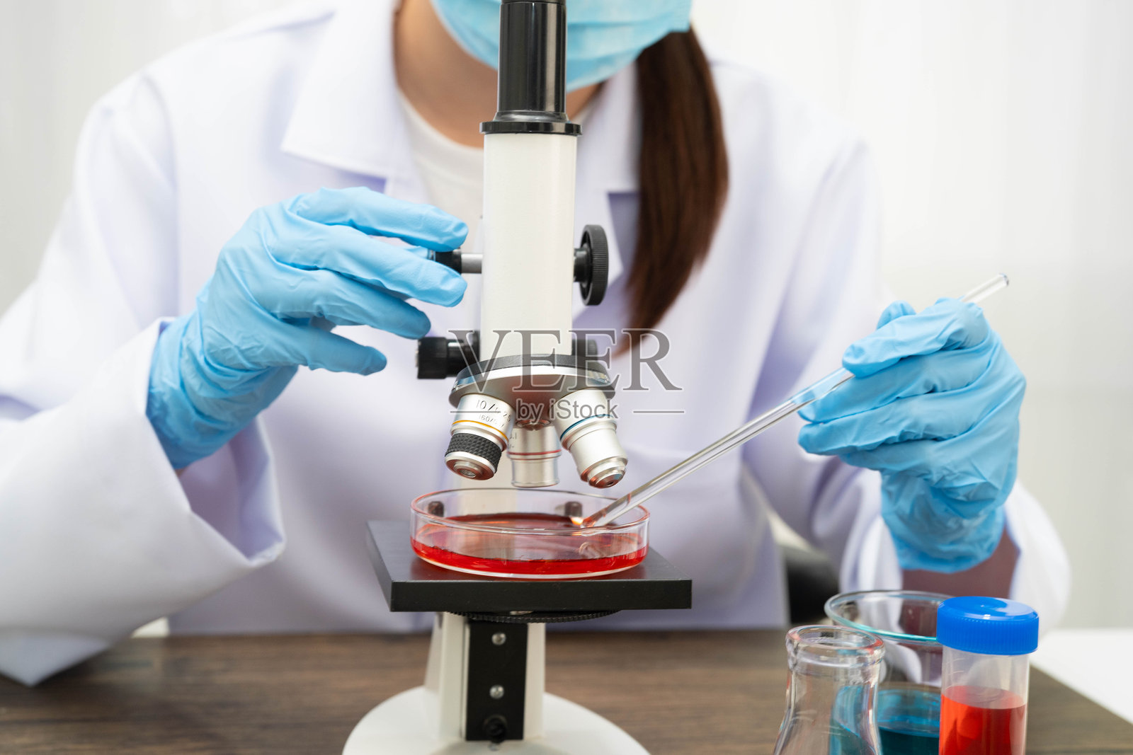 科学家医学专业人士在科学实验室使用显微镜进行研究。照片摄影图片