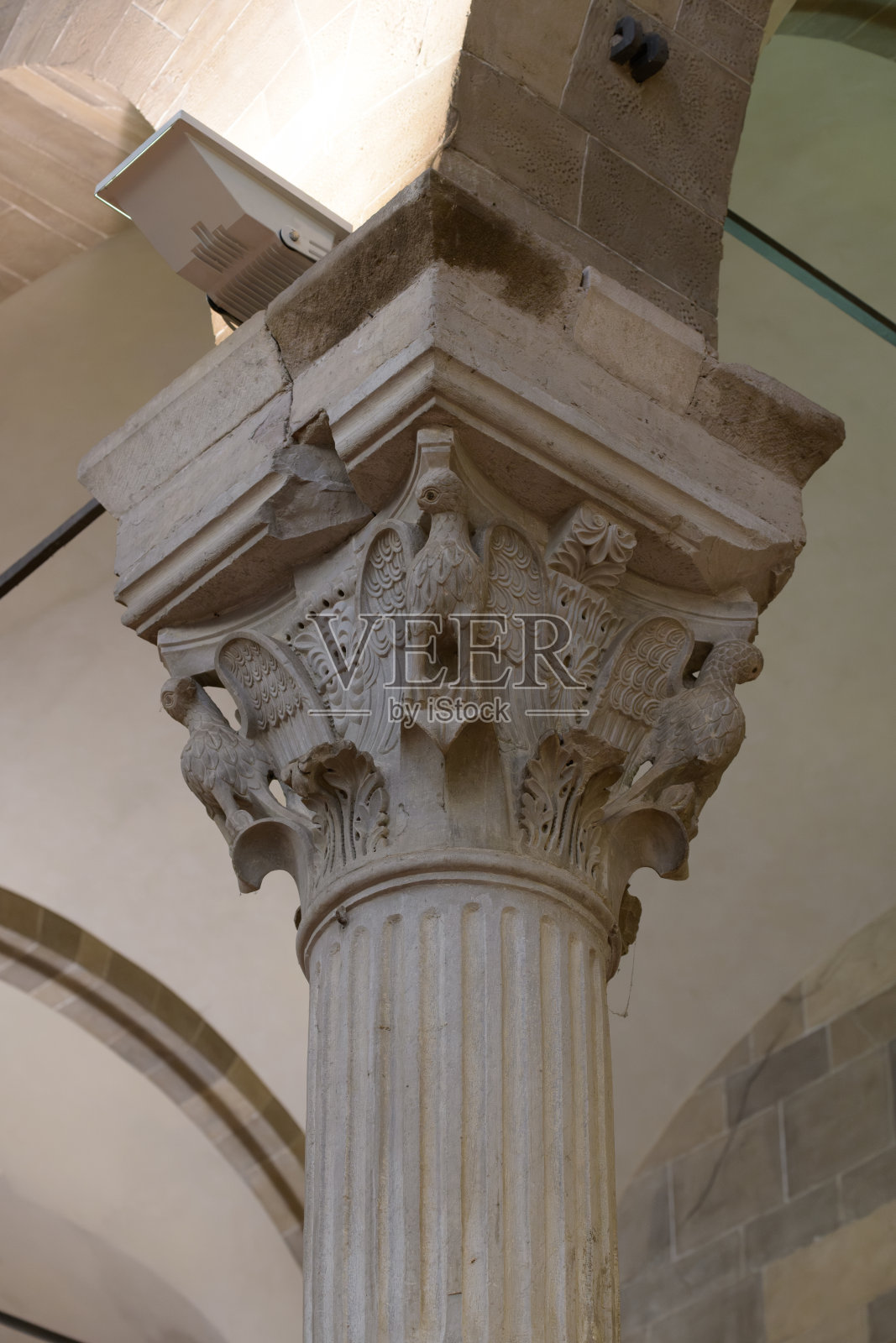 意大利卢卡的圣乔瓦尼与圣雷帕拉塔教堂的罗马式建筑柱子。照片摄影图片