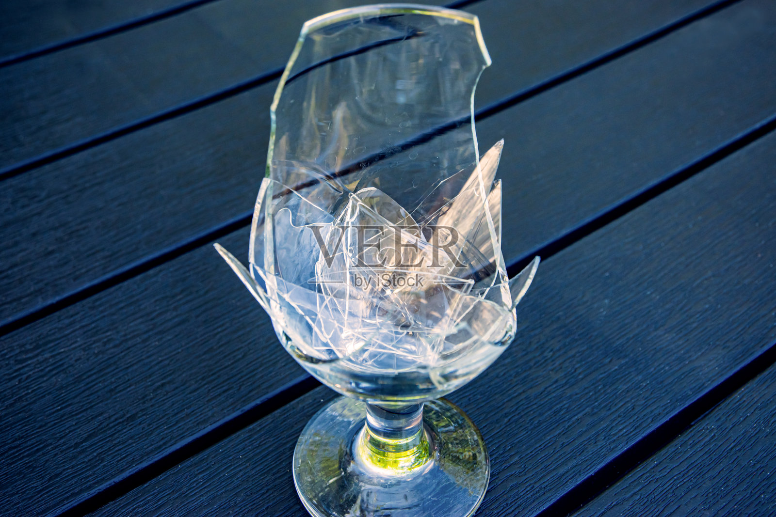 破碎的酒杯照片摄影图片