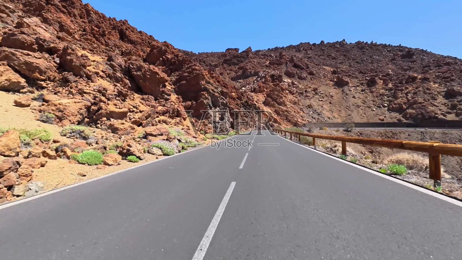 享受一条风景如画的山路，蜿蜒穿过壮丽的自然景观照片摄影图片