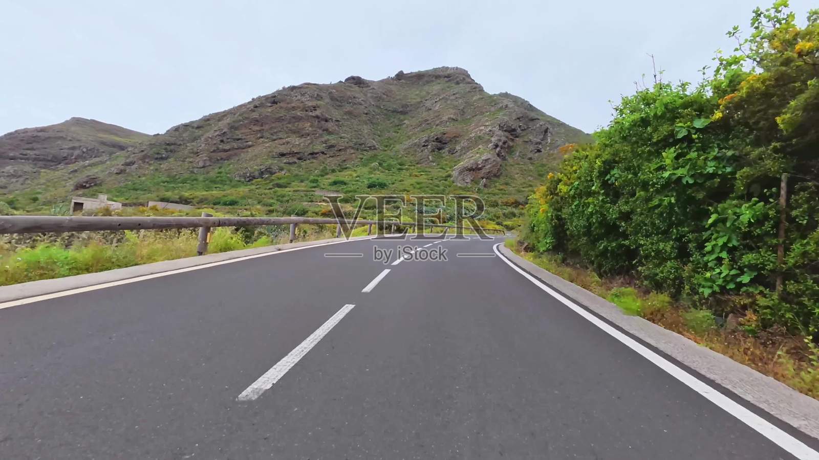 一条美丽的山路蜿蜒穿过郁郁葱葱的自然风光照片摄影图片