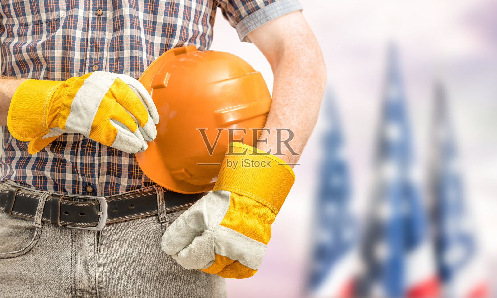 戴着安全帽的工人照片摄影图片