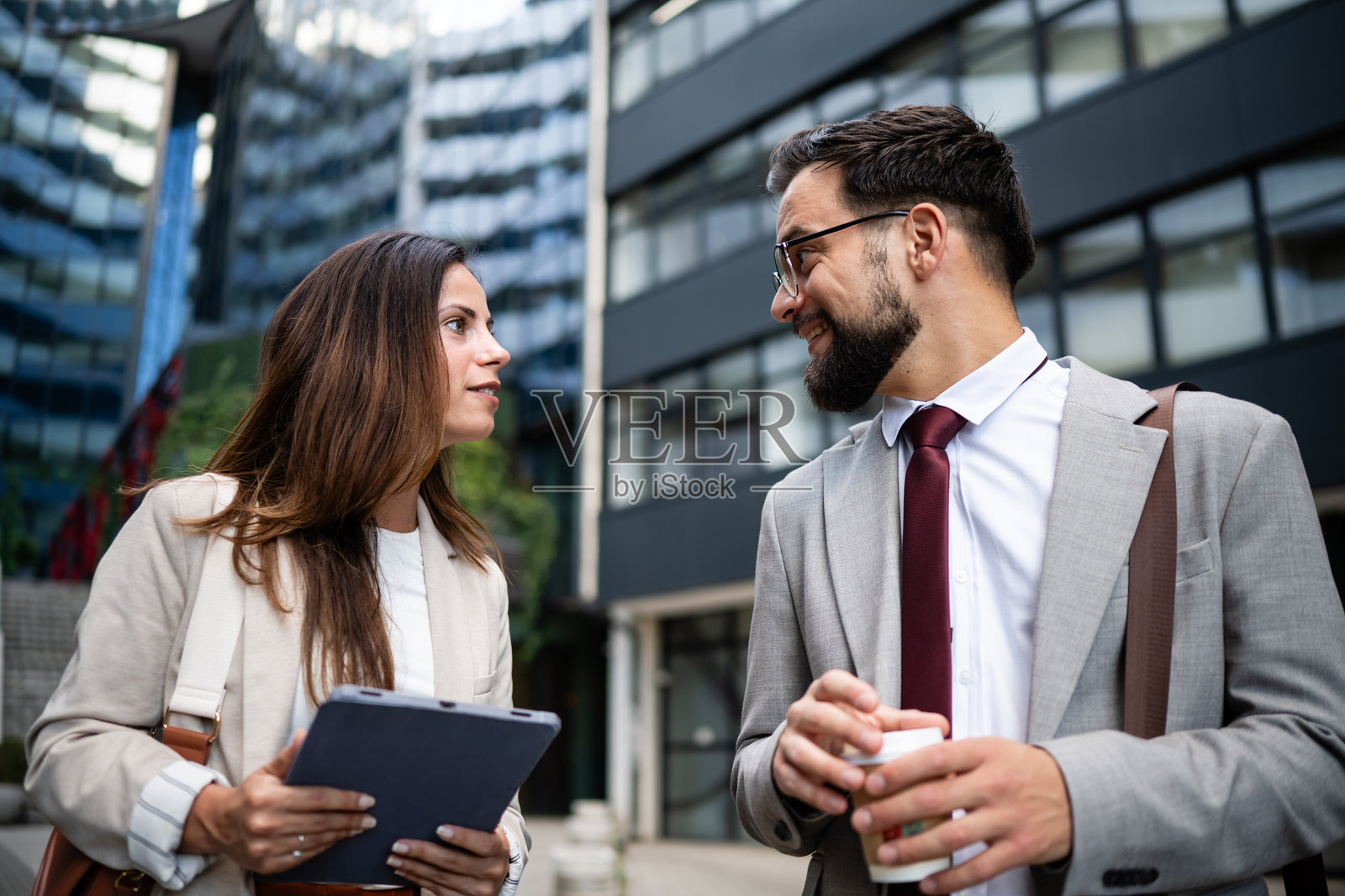 商界人士在市中心边走边讨论一个项目照片摄影图片