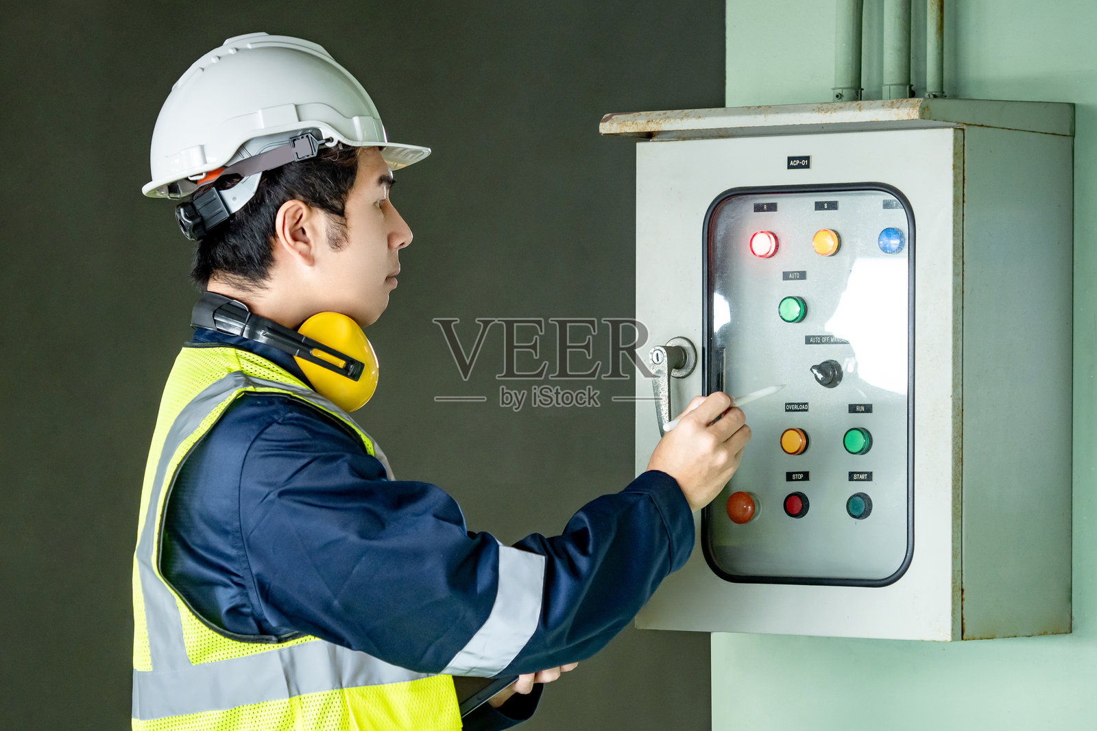 建筑检查员检查并指向空气加压风扇系统控制柜照片摄影图片