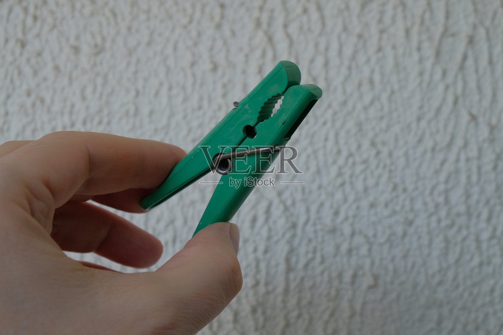 盒子里的不同颜色的衣夹照片摄影图片