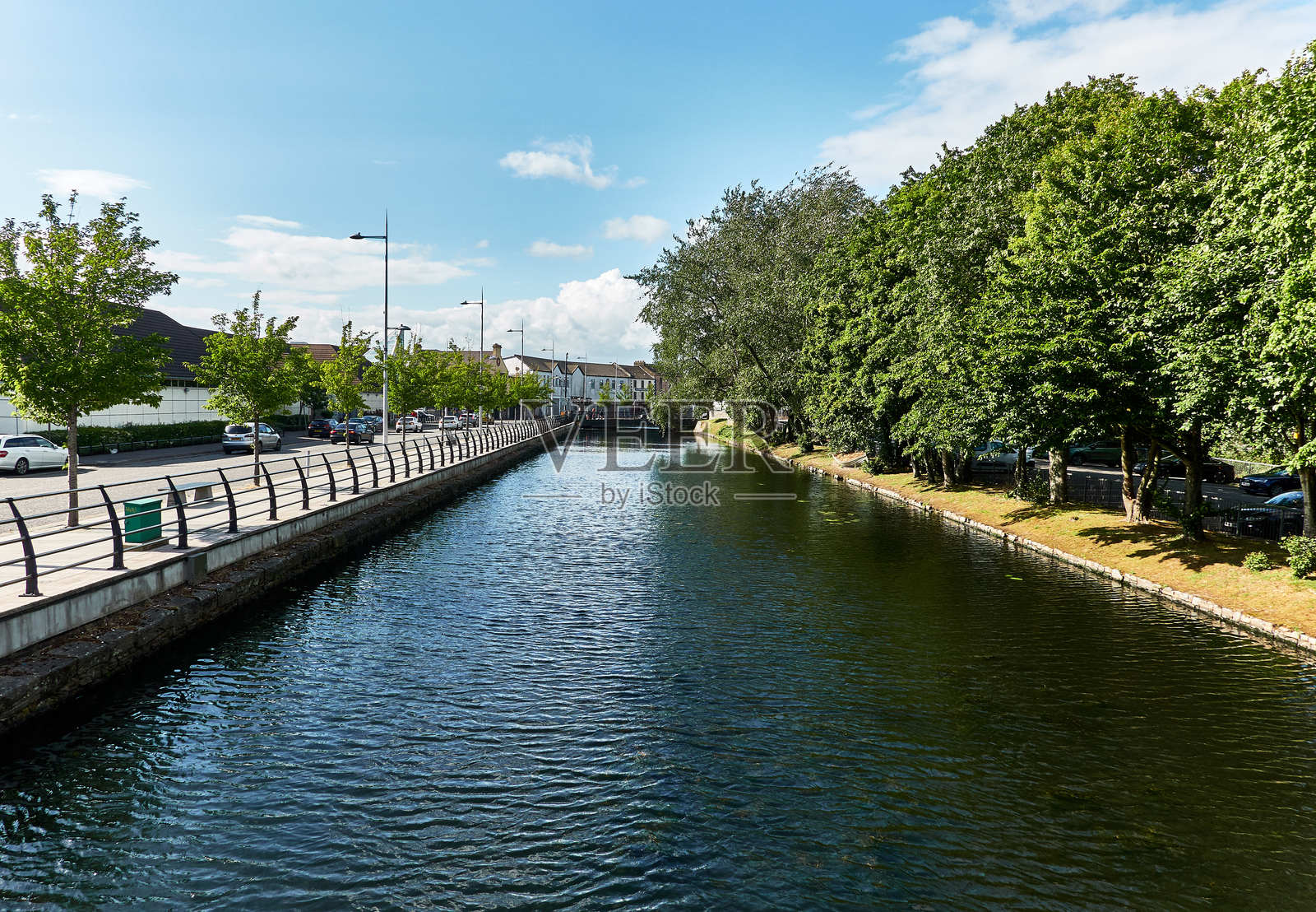 城市中的运河照片摄影图片