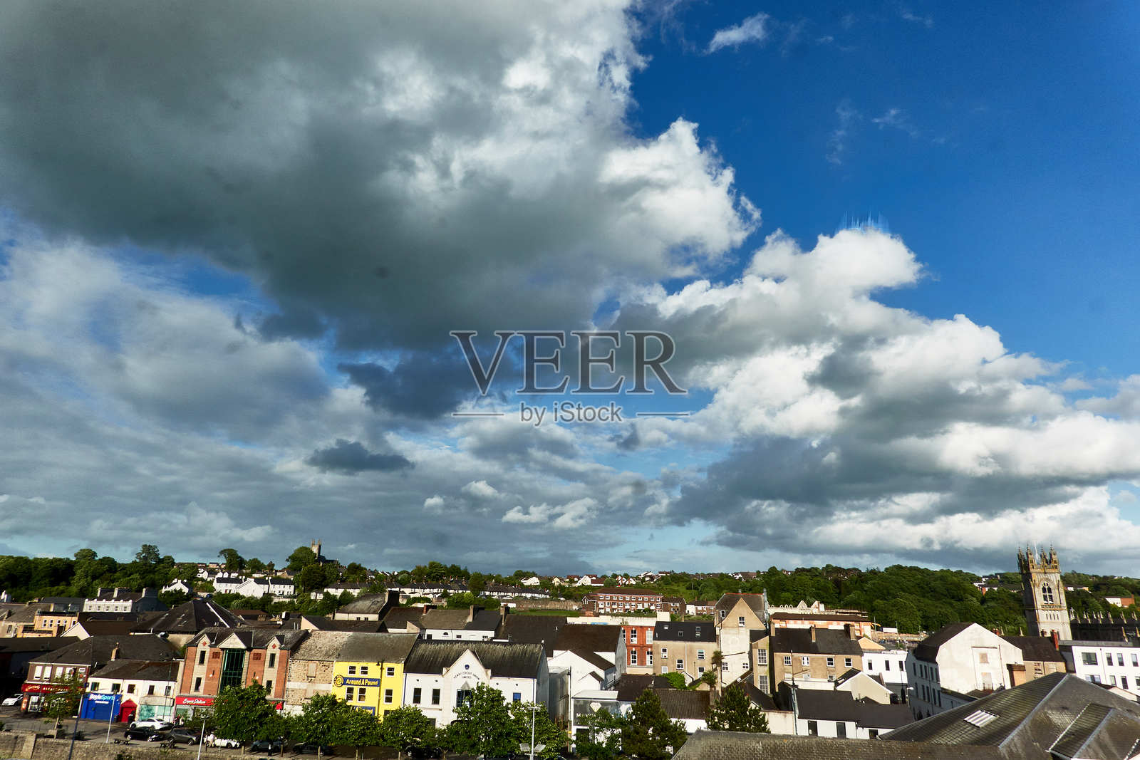 清晨戏剧性天空下的城市建筑照片摄影图片