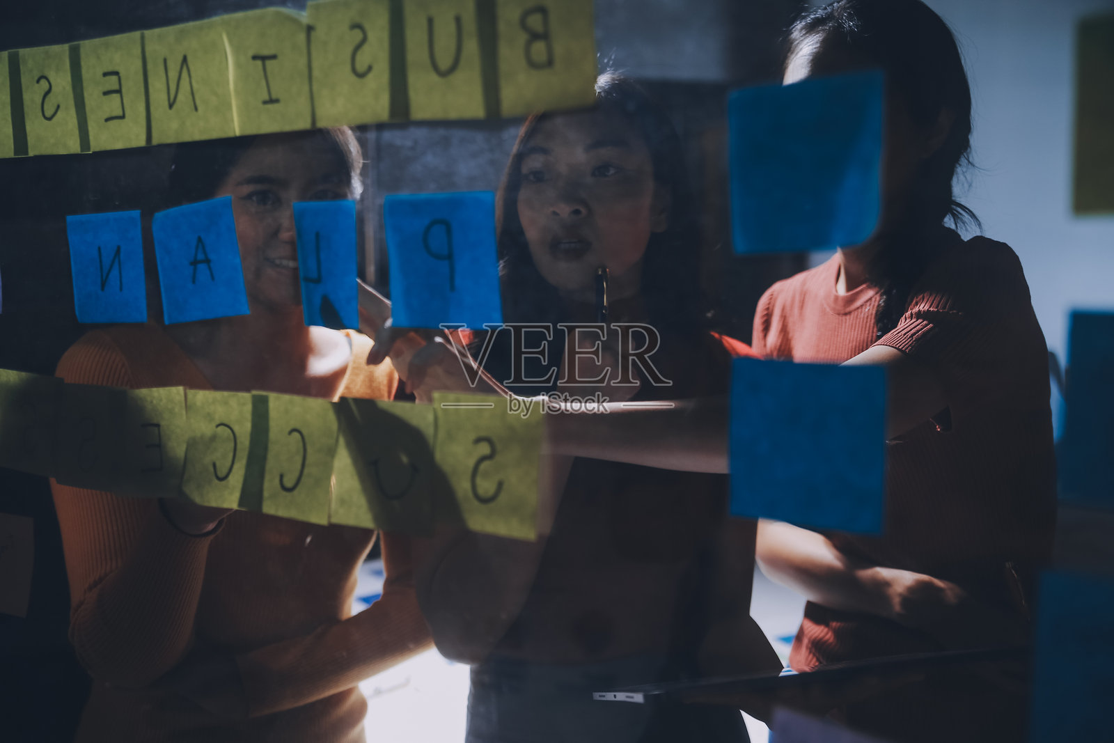 商务人士在高层办公室里加班使用笔记本电脑照片摄影图片