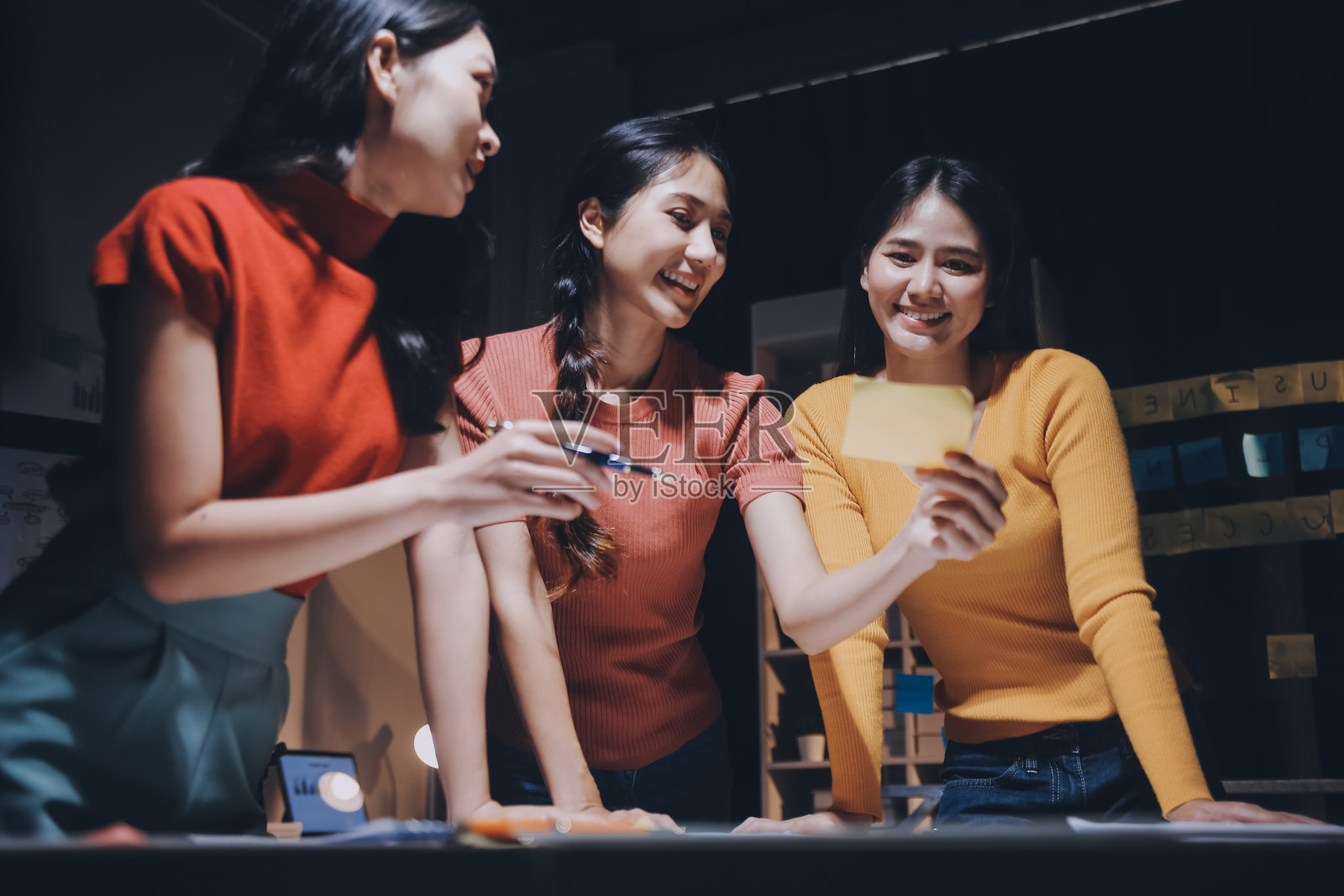 商务人士在高层办公室里加班使用笔记本电脑照片摄影图片