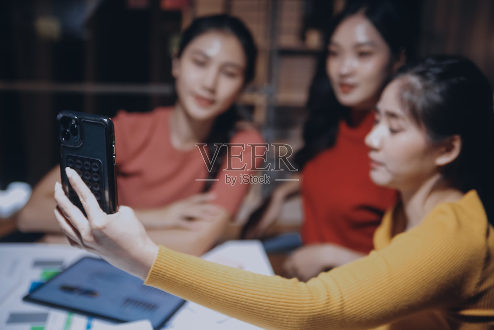 商务人士在高层办公室里加班使用笔记本电脑照片摄影图片