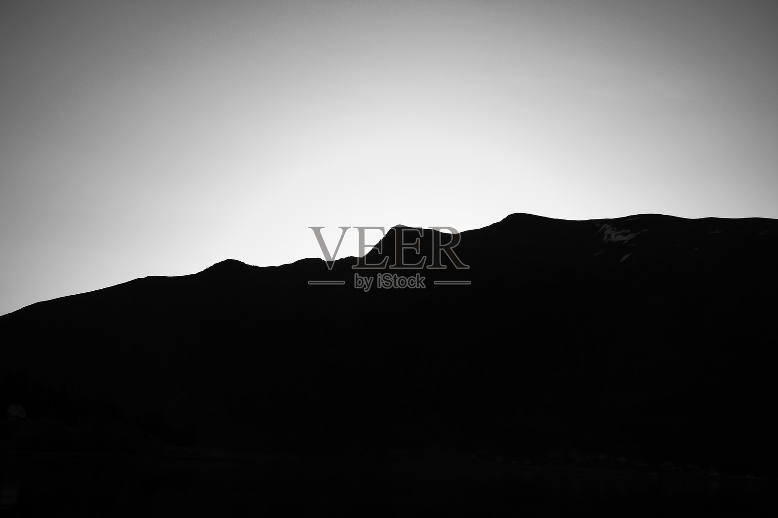 黑白色调的山脉剪影，日落时分，强烈而宁静。照片摄影图片