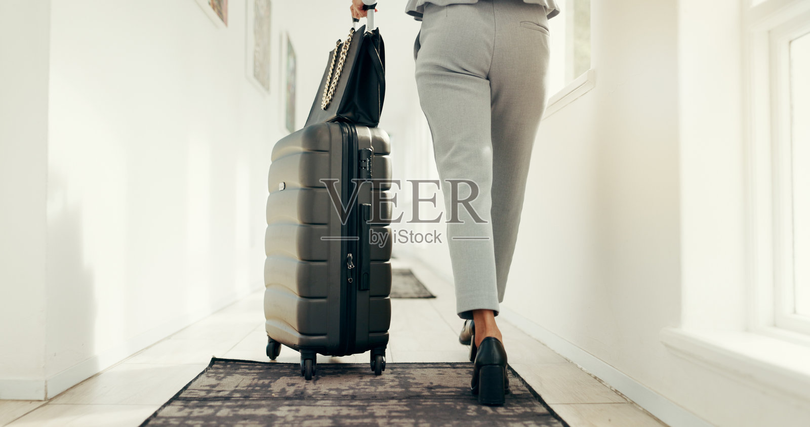 酒店大堂的腿、行李箱和商务人士，适用于旅行、移民和国际会议。企业员工、地上的行李和鞋子，旅游和住宿走廊的旅行。照片摄影图片