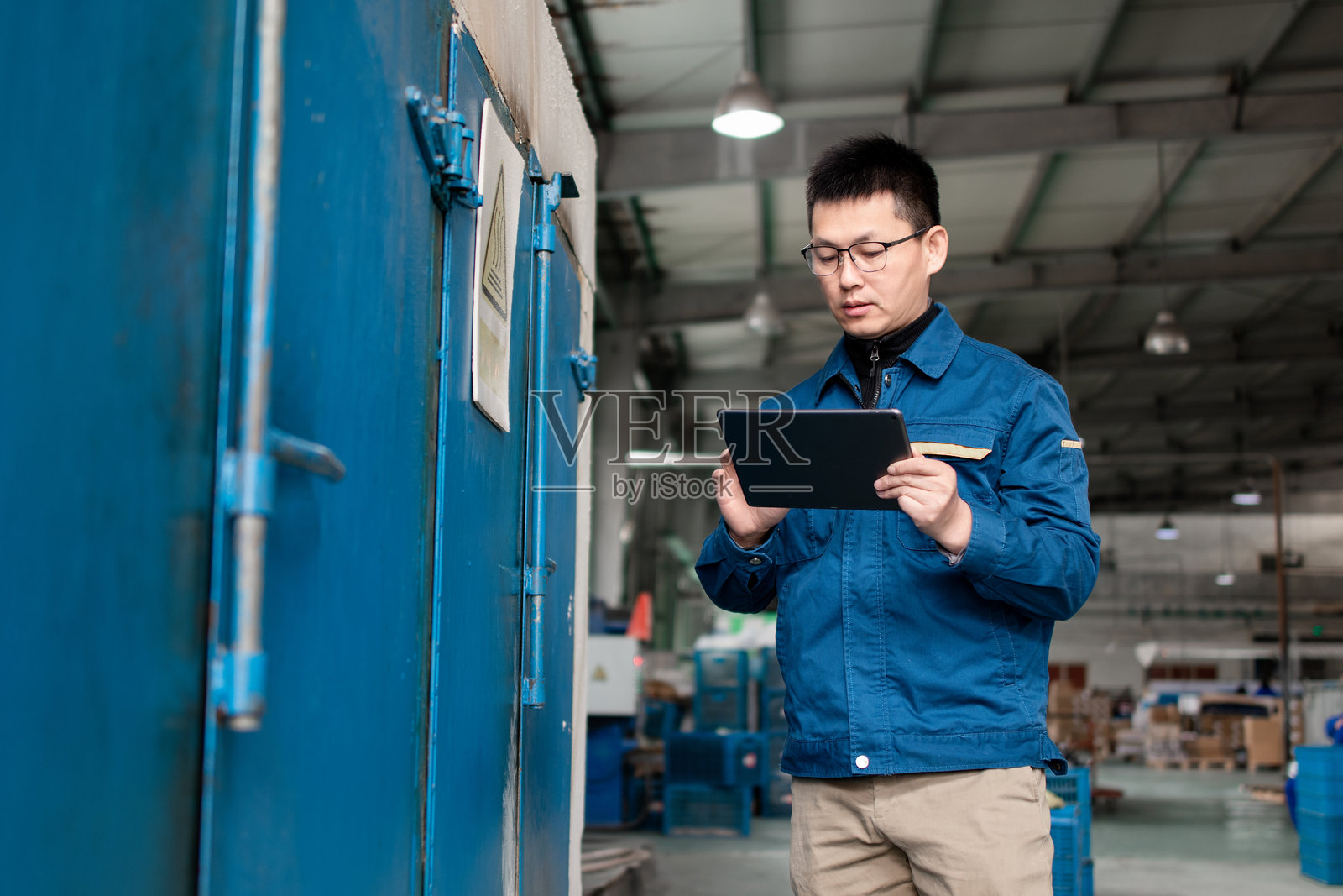 中年男性工人在车间工作照片摄影图片