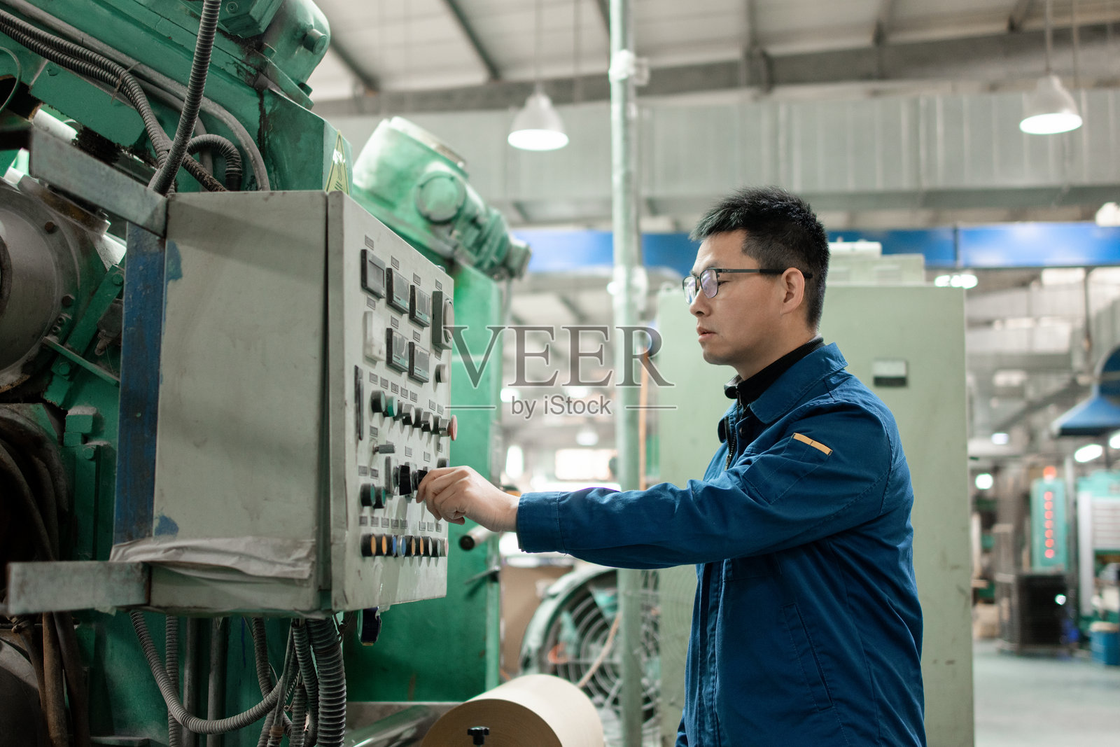 中年男性工人在车间工作照片摄影图片