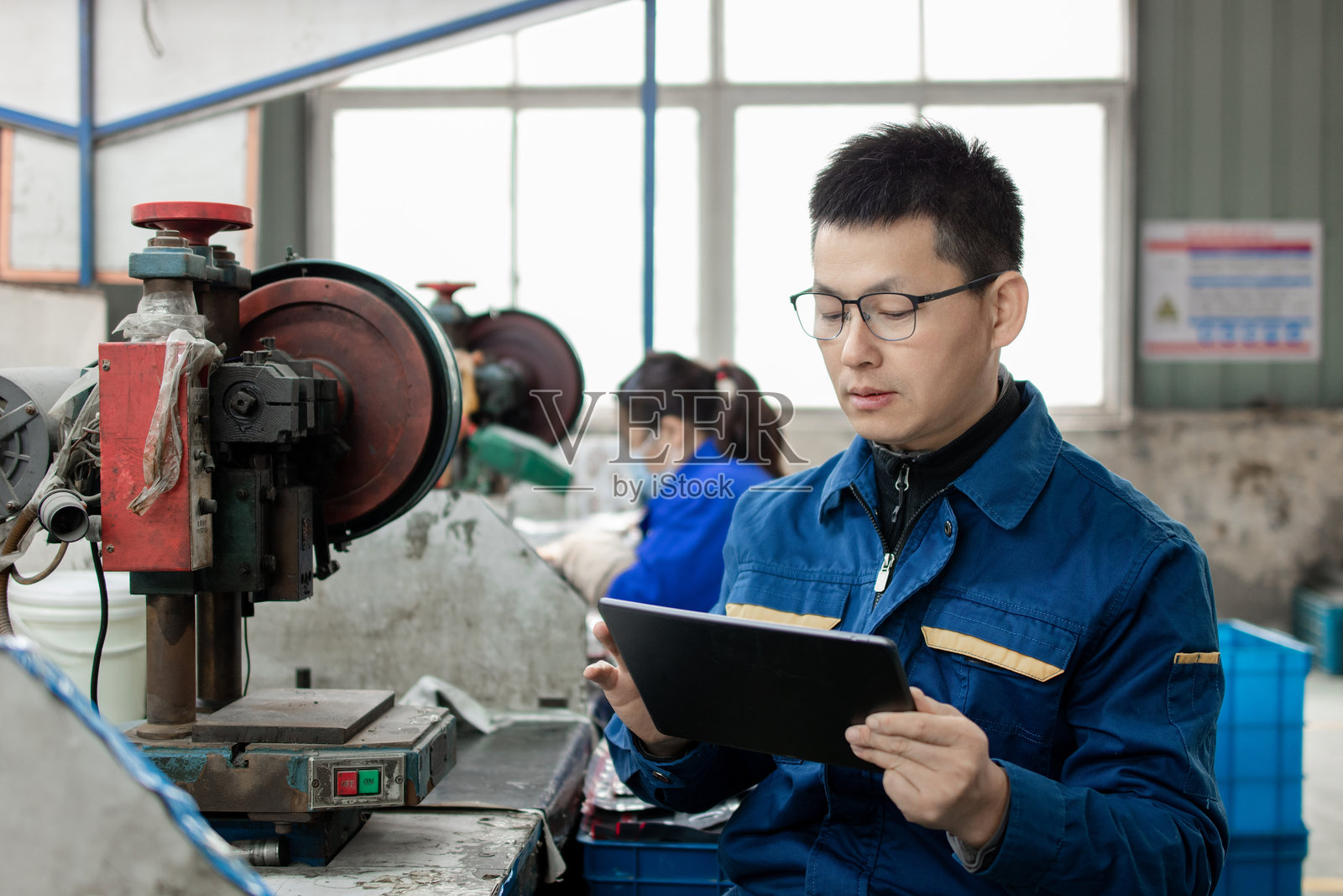 中年男性工人在车间工作照片摄影图片
