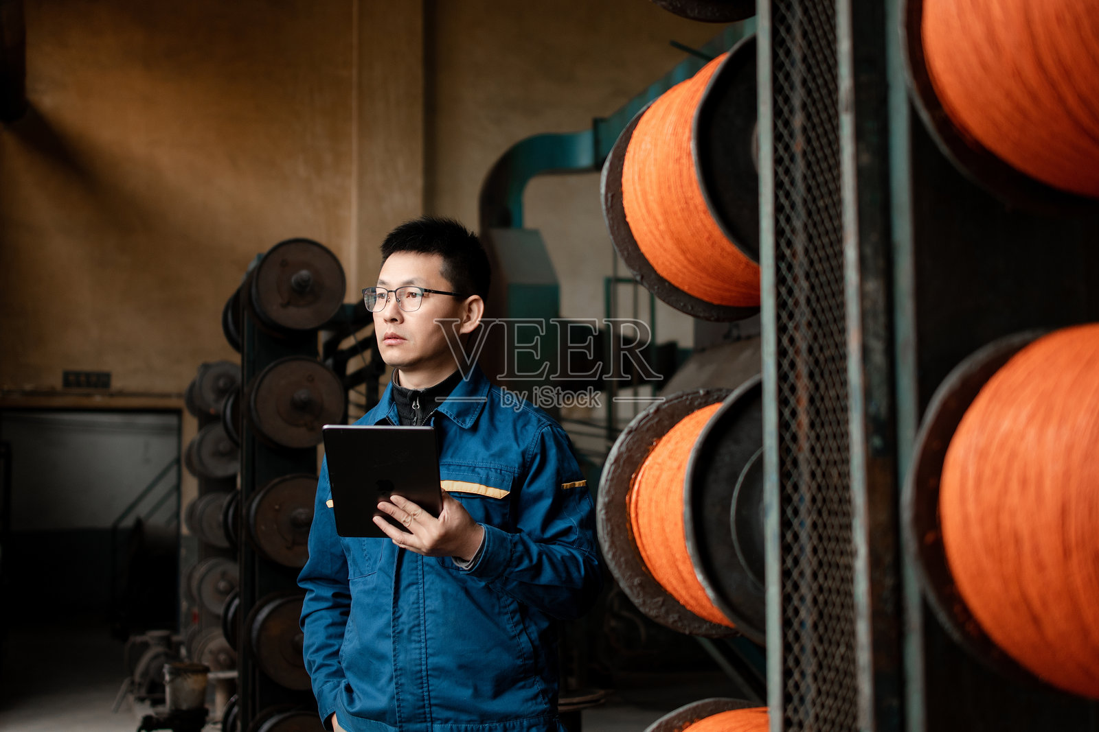 中年男性工人在车间工作照片摄影图片