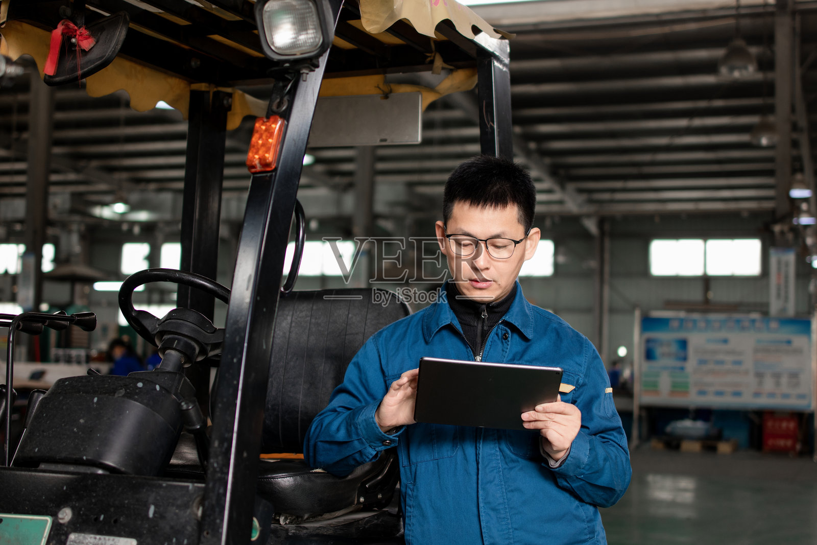 中年男性工人在车间工作照片摄影图片