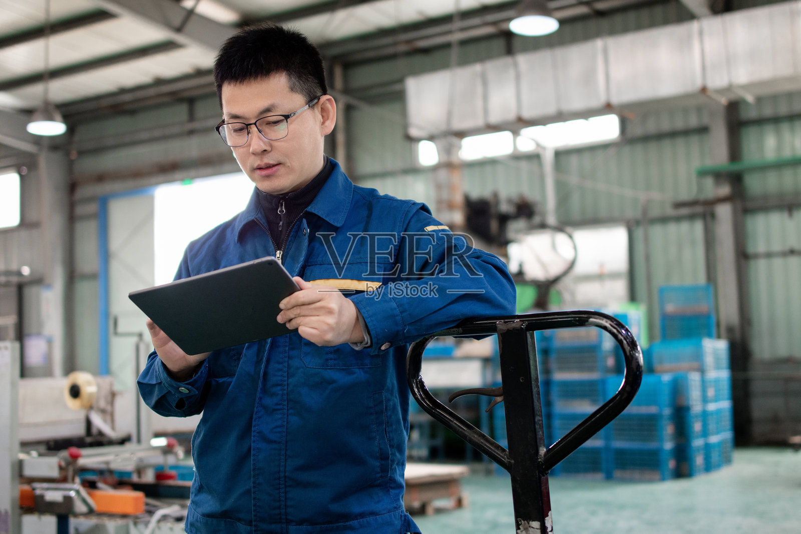 中年男性工人在车间工作照片摄影图片